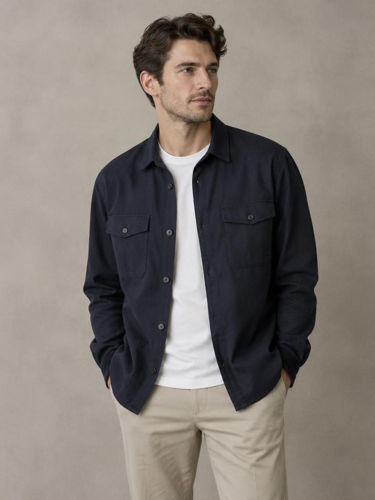 Look masculino com sobrecamisa azul-marinho